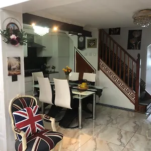 Cheerful 4 Bedroom House With Garden Free Parking Hébergement de vacances